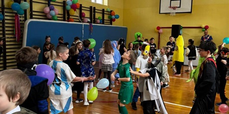 Powiększ grafikę: dzis-w-naszej-szkole-odbyl-sie-bal-karnawalowy-dla-klas-1-3-674293.jpg