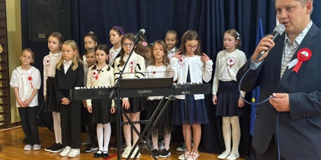 Powiększ grafikę: dzis-w-naszej-szkole-odbyl-sie-uroczysty-apel-z-okazji-narodowego-swieta-niepodleglosci-655609.jpg