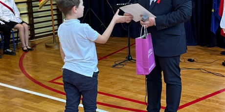 Powiększ grafikę: dzis-w-naszej-szkole-odbyl-sie-uroczysty-apel-z-okazji-narodowego-swieta-niepodleglosci-655614.jpg