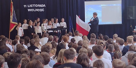 Powiększ grafikę: dzis-w-naszej-szkole-odbyl-sie-uroczysty-apel-z-okazji-narodowego-swieta-niepodleglosci-655615.jpg