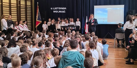 Powiększ grafikę: dzis-w-naszej-szkole-odbyl-sie-uroczysty-apel-z-okazji-narodowego-swieta-niepodleglosci-655616.jpg