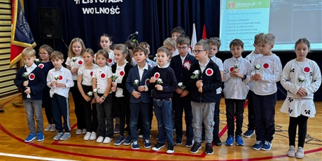 Powiększ grafikę: dzis-w-naszej-szkole-odbyl-sie-uroczysty-apel-z-okazji-narodowego-swieta-niepodleglosci-655617.jpg