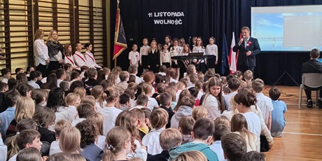 Powiększ grafikę: dzis-w-naszej-szkole-odbyl-sie-uroczysty-apel-z-okazji-narodowego-swieta-niepodleglosci-655626.jpg