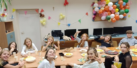 Powiększ grafikę: dzis-w-naszej-szkole-odbyla-sie-dyskoteka-andrzejkowa-660928.jpg