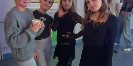 Powiększ grafikę: dzis-w-naszej-szkole-odbyla-sie-dyskoteka-andrzejkowa-660934.jpg