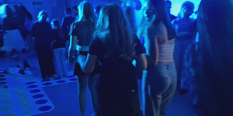 Powiększ grafikę: dzis-w-naszej-szkole-odbyla-sie-dyskoteka-andrzejkowa-660935.jpg