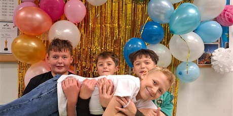 Powiększ grafikę: dzis-w-naszej-szkole-odbyla-sie-dyskoteka-andrzejkowa-660942.jpg