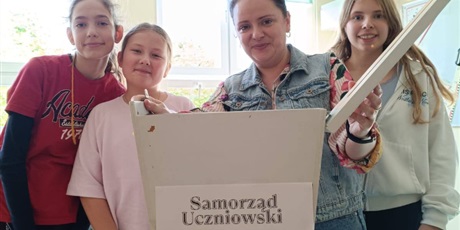 Powiększ grafikę: dzis-w-naszej-szkole-odbyly-sie-wybory-do-samorzadu-uczniowskiego-648454.jpg
