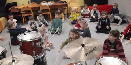 Dzisiaj uczniowie klas 1-4 uczestniczyli w warsztatach perkusyjnych