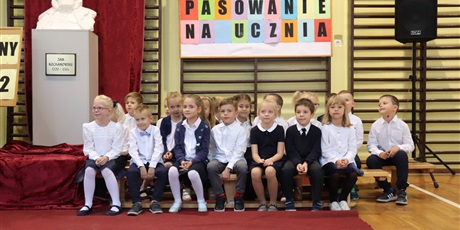 Powiększ grafikę: dzisiejsza-uroczystosc-dla-pierwszakow-pasowanie-na-ucznia-300688.jpg