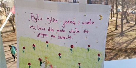 Powiększ grafikę: jedynie-dzieci-wiedza-czego-szukaja-odparl-maly-ksiaze-681205.jpg