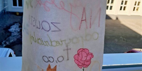 Powiększ grafikę: jedynie-dzieci-wiedza-czego-szukaja-odparl-maly-ksiaze-681206.jpg