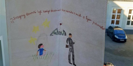 Powiększ grafikę: jedynie-dzieci-wiedza-czego-szukaja-odparl-maly-ksiaze-681213.jpg