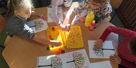 Powiększ grafikę: jesien-zawitala-do-swietlicy-szkolnej-644125.jpg