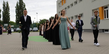 Powiększ grafikę: kilka-ujec-z-balu-8-klasy-fot-p-m-huta-635558.jpg