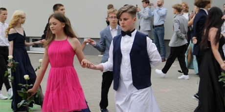 Powiększ grafikę: kilka-ujec-z-balu-8-klasy-fot-p-m-huta-635560.jpg