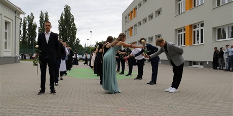 Powiększ grafikę: kilka-ujec-z-balu-8-klasy-fot-p-m-huta-635561.jpg