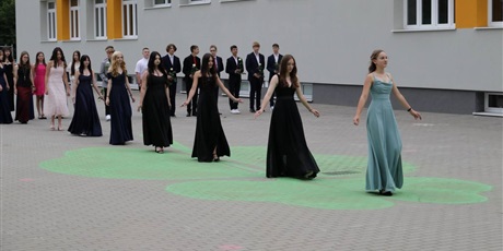 Powiększ grafikę: kilka-ujec-z-balu-8-klasy-fot-p-m-huta-635562.jpg