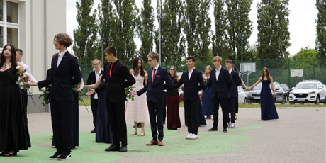 Powiększ grafikę: kilka-ujec-z-balu-8-klasy-fot-p-m-huta-635564.jpg
