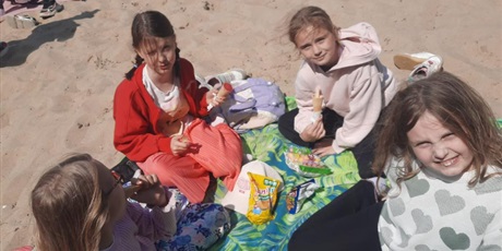 Klasa 3A wykorzystała ładną pogodę i aktywnie spędziła dzień na plaży