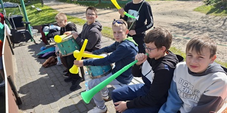 Powiększ grafikę: klasy-5-udaly-sie-na-zielona-szkole-613250.jpg