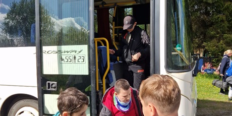 Powiększ grafikę: klasy-5-udaly-sie-na-zielona-szkole-613256.jpg