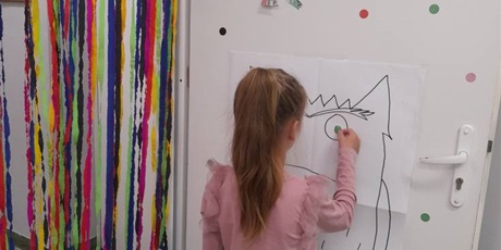 Powiększ grafikę: kolorowy-potwor-w-bibliotece-644099.jpg