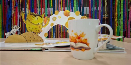 Powiększ grafikę: kolorowy-potwor-w-bibliotece-644100.jpg