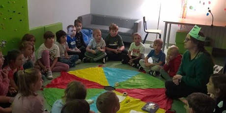 Powiększ grafikę: kolorowy-potwor-w-bibliotece-644102.jpg
