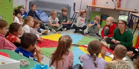 Powiększ grafikę: kolorowy-potwor-w-bibliotece-644103.jpg