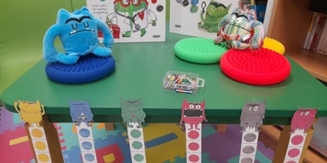KOLOROWY POTWÓR W BIBLIOTECE