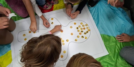 Powiększ grafikę: kolorowy-potwor-w-bibliotece-644106.jpg