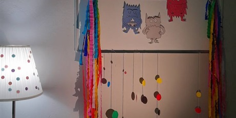 Powiększ grafikę: kolorowy-potwor-w-bibliotece-644107.jpg