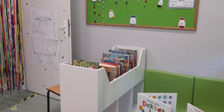 Powiększ grafikę: kolorowy-potwor-w-bibliotece-644109.jpg