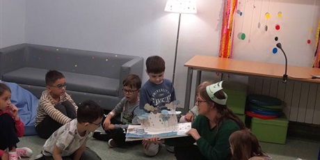 Powiększ grafikę: kolorowy-potwor-w-bibliotece-644110.jpg