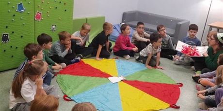 Powiększ grafikę: kolorowy-potwor-w-bibliotece-644114.jpg