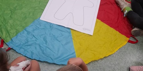 Powiększ grafikę: kolorowy-potwor-w-bibliotece-644115.jpg