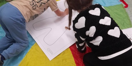 Powiększ grafikę: kolorowy-potwor-w-bibliotece-644116.jpg