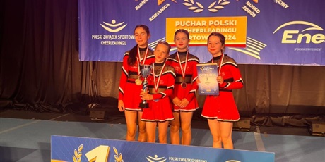 Powiększ grafikę: nasze-cheerleaderki-wrocily-z-medalami-z-pucharu-polski-539851.jpg