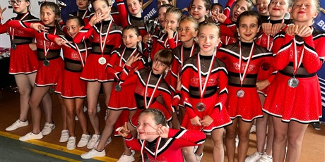 Powiększ grafikę: nasze-cheerleaderki-wrocily-z-medalami-z-pucharu-polski-539854.jpg