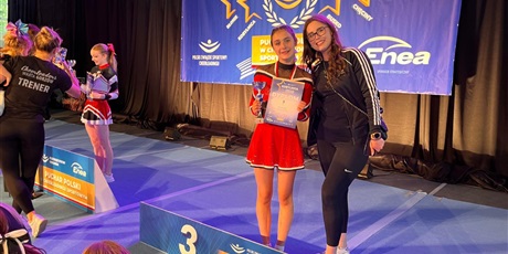 Powiększ grafikę: nasze-cheerleaderki-wrocily-z-medalami-z-pucharu-polski-539859.jpg