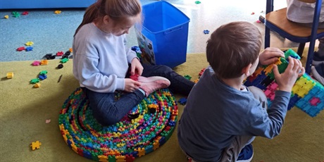 Powiększ grafikę: pierwsze-dwa-tygodnie-miesiaca-w-naszej-swietlicy-uplynely-w-radosnej-i-tworczej-atmosferze-681262.jpg