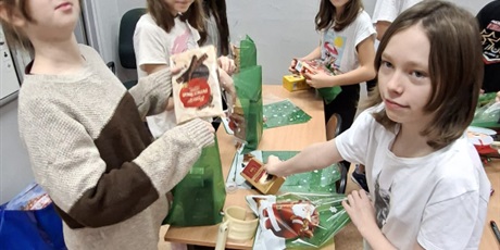 Powiększ grafikę: pomagamy-z-potrzeby-serca-nie-tylko-od-swieta-664961.jpg