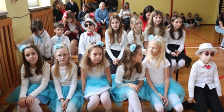 Powiększ grafikę: ponizej-fotorelacja-z-viii-edycji-konkursu-piosenki-zimowej-i-swiatecznej-583295.jpg