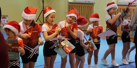 Powiększ grafikę: swiateczne-pokazy-taneczne-naszych-zespolow-cheerleaders-235961.jpg