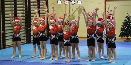 Powiększ grafikę: swiateczne-pokazy-taneczne-naszych-zespolow-cheerleaders-235974.jpg