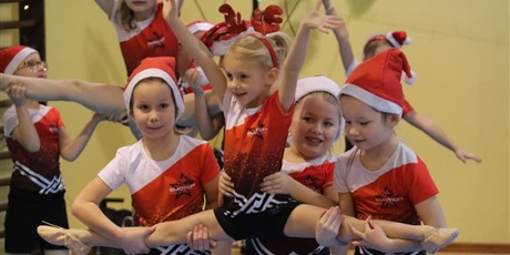 Powiększ grafikę: swiateczne-pokazy-taneczne-naszych-zespolow-cheerleaders-235978.jpg