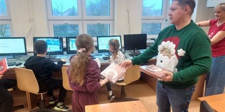 Powiększ grafikę: swiateczne-wyprawki-czytelnicze-666610.jpg