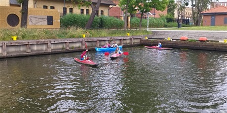 Powiększ grafikę: uczennice-klasy-4b-udaly-sie-na-trening-kajakarski-543618.jpg