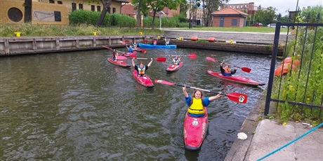 Powiększ grafikę: uczennice-klasy-4b-udaly-sie-na-trening-kajakarski-543622.jpg